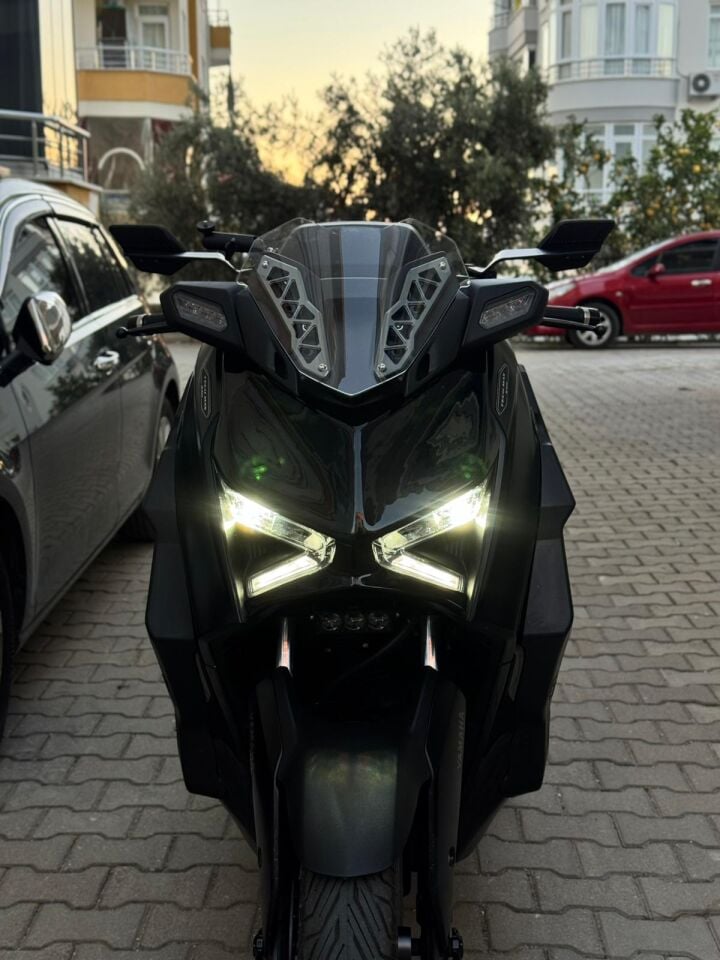 Xmax 250-300 2024 Art Model Spor Ön Cam Ve Braket Seti