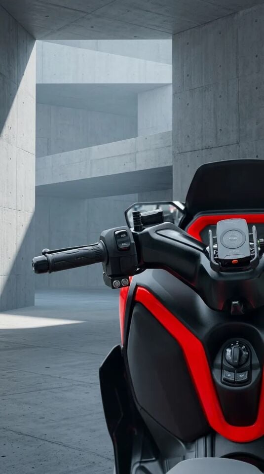 Xmax 250-300 2018-24 Sf Plus Şarjlı Soketli  Telefon Tutucu