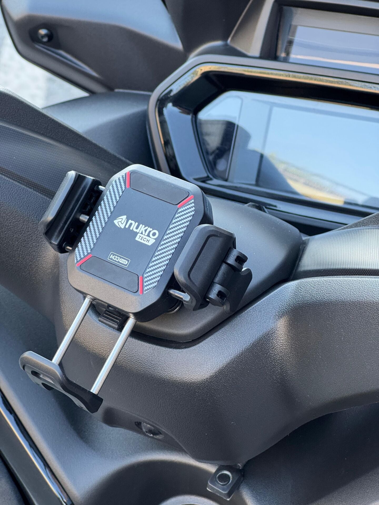 Xmax Tech-Max 250-300 M33 Plus 2018-24 Şarjlı Telefon Tutucu