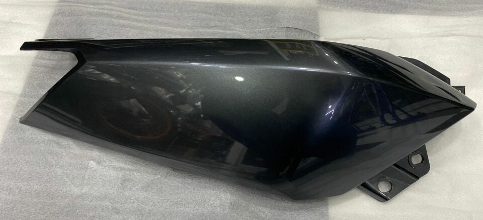 Xmax 400 2013-17 Orijinal Sağ Kuyruk Grenajı Parlak Gri 1SDF174100P5