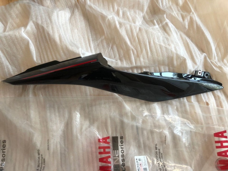 Yzf R25 2018 Orjinal Sağ Kuyruk Grenajı Parlak Siyah 1WDXF17260P0