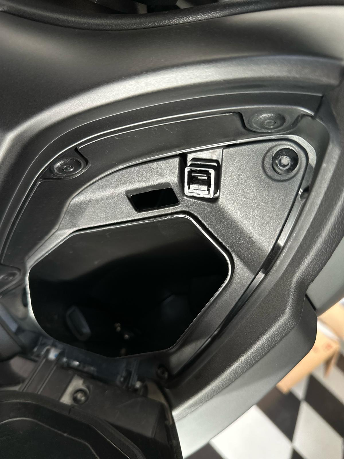 Xmax 250-300 2018-24 Torpido Çekmece  Kilit Klips 9046413801