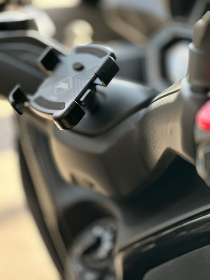 Xmax 250-300 2018-24 Mat Kapaklı Telefon Tutucu