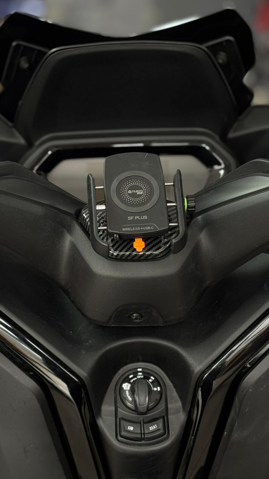 Xmax 250-300 2018-24 Sf Karbon Şarjlı Wireless  Telefon Tutucu