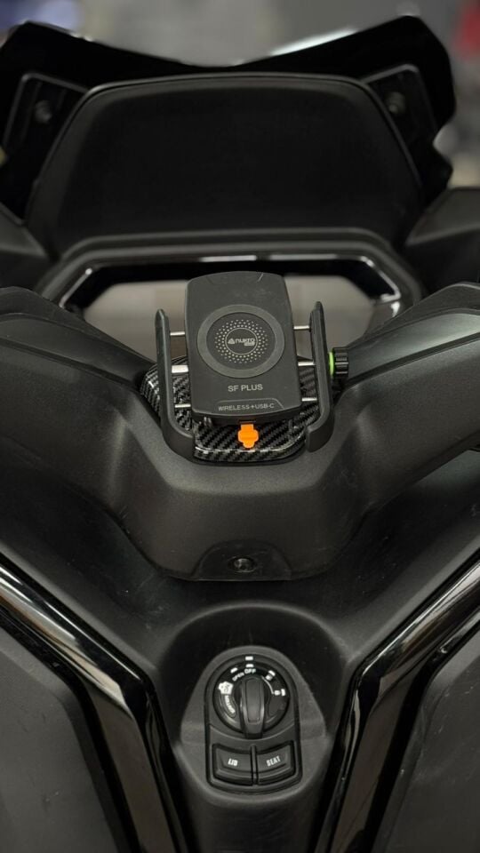 Xmax 250-300 2018-24 Sf Karbon Şarjlı Wireless  Telefon Tutucu