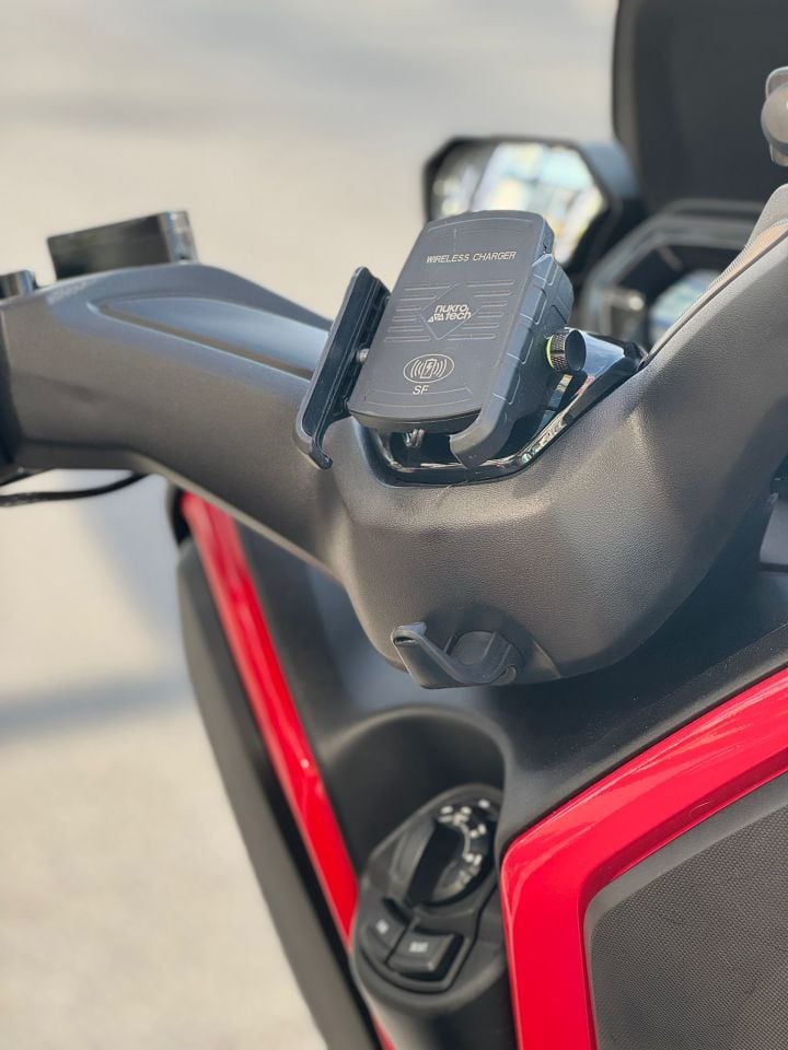 Xmax 250-300 2018-24 Sf Karbon Şarjlı Wireless  Telefon Tutucu