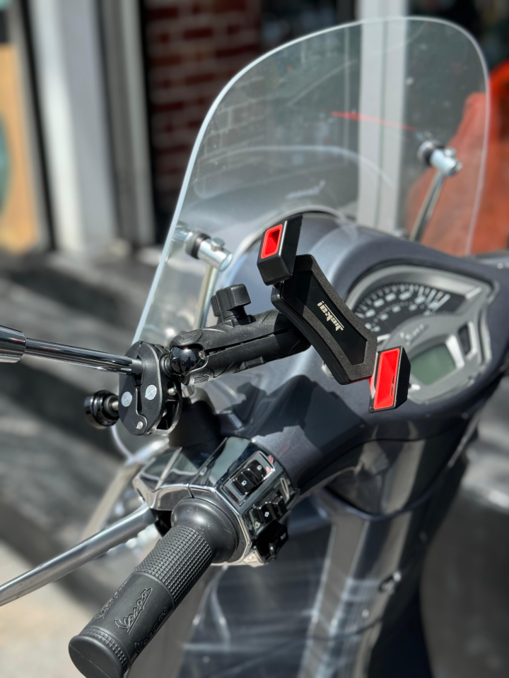 Vespa Ayna Bağlantılı Telefon Tutucu