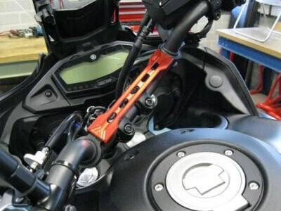 Yamaha Tracer 700 2016-2019 Orjinal Gidon Ara Bar Tutucu Kırmızı BC6F2141V2